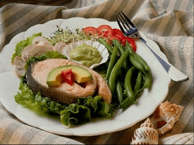 Fisch mit Gemüse ist in der Ernährung enthalten, um Gewicht zu verlieren. 