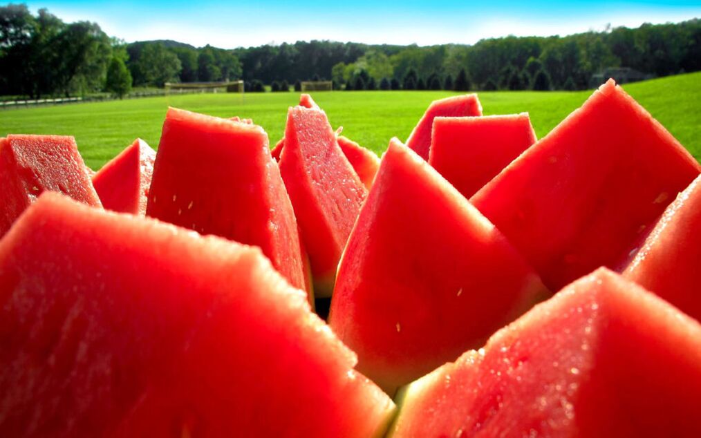 Die saftigen Wassermelonenscheiben helfen dabei, Giftstoffe aus dem Körper zu spülen. 
