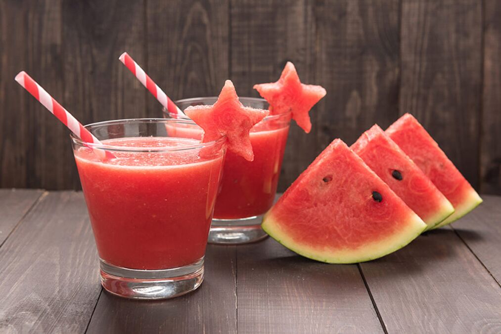 Frische Wassermelone mit Wassermelonenscheiben - leckeres Abnehmessen