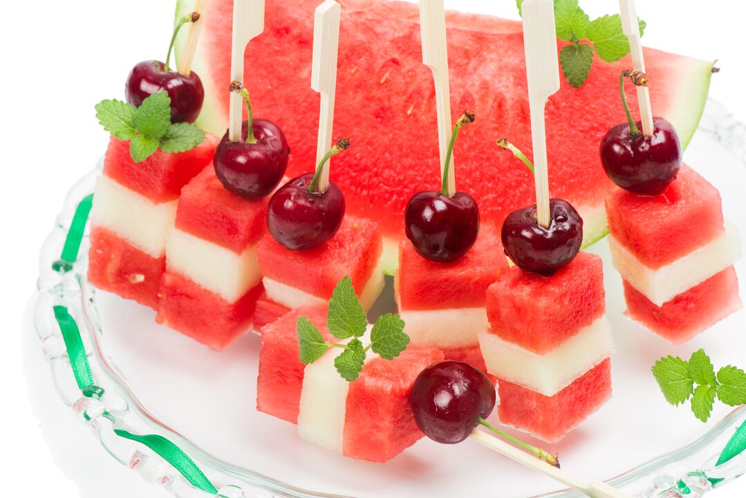 Wassermelonen-, Melonen- und Kirsch-Häppchen ein leckeres Dessert aus der Wassermelonen-Diät