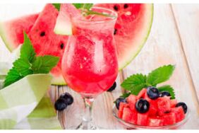 Wassermelonengetränk im Wassermelonen-Diätmenü zur Gewichtsreduktion in einer Woche