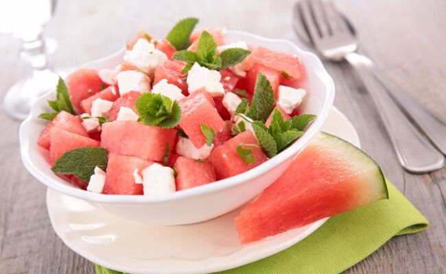 Wassermelonensalat mit Käse und Minze in der wöchentlichen Wassermelonendiät