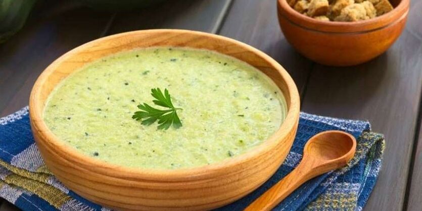 Zucchini-Kohl-Püree-Suppe ist ein magenfreundliches Gericht auf der hypoallergenen Diätkarte. 