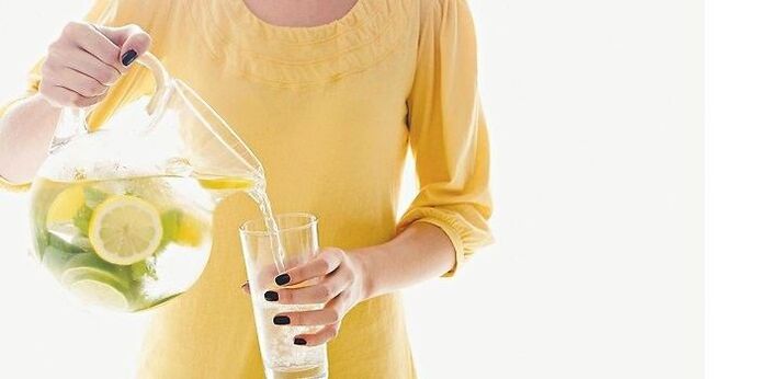 Zitronenwasser hilft, den Körper zu reinigen. 