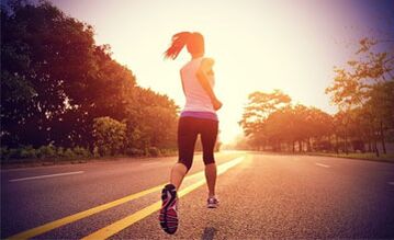 Cardio-Training wie Laufen hilft, Fett in den Beinen zu verbrennen. 